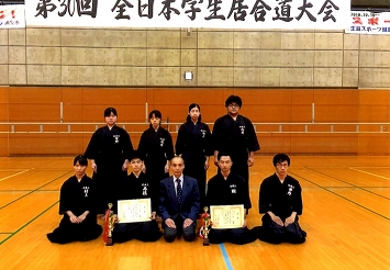 第３０回全日本学生居合道大会個人戦入賞者及び団体戦登録メンバーと美馬先生